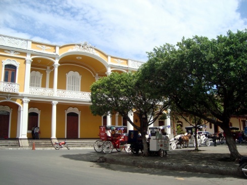 The parque central and its queue of horse-drawn carriages lined up and waiting for tourists.